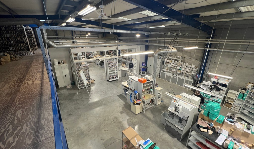 Magazijn met kantoren te huur in Merelbeke-Melle