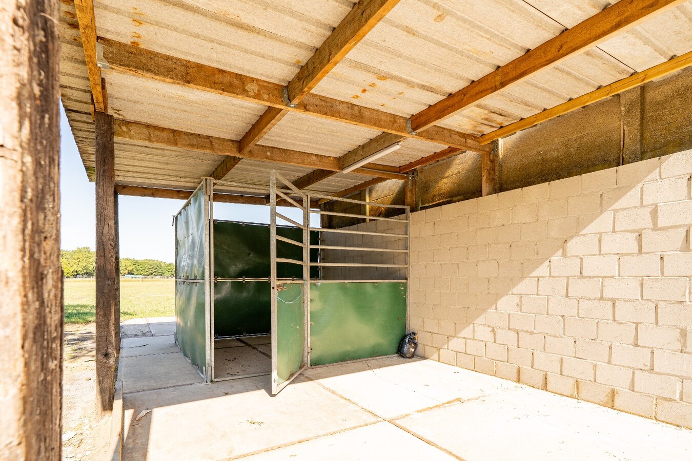Veelzijdige woning met paardenstallen op ca. 2ha te Helchteren 