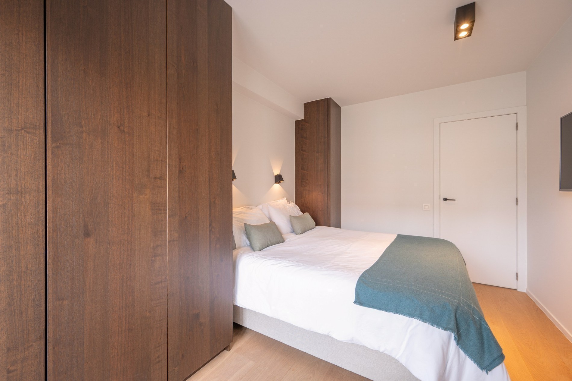 OPENDEURDAG Zaterdag 29/08 - tussen 14u en 16u:  Luxueus volledig gerenoveerd 3 slaapkamer appartement te Parmentierlaan gelegen nabij de Zeedijk. 