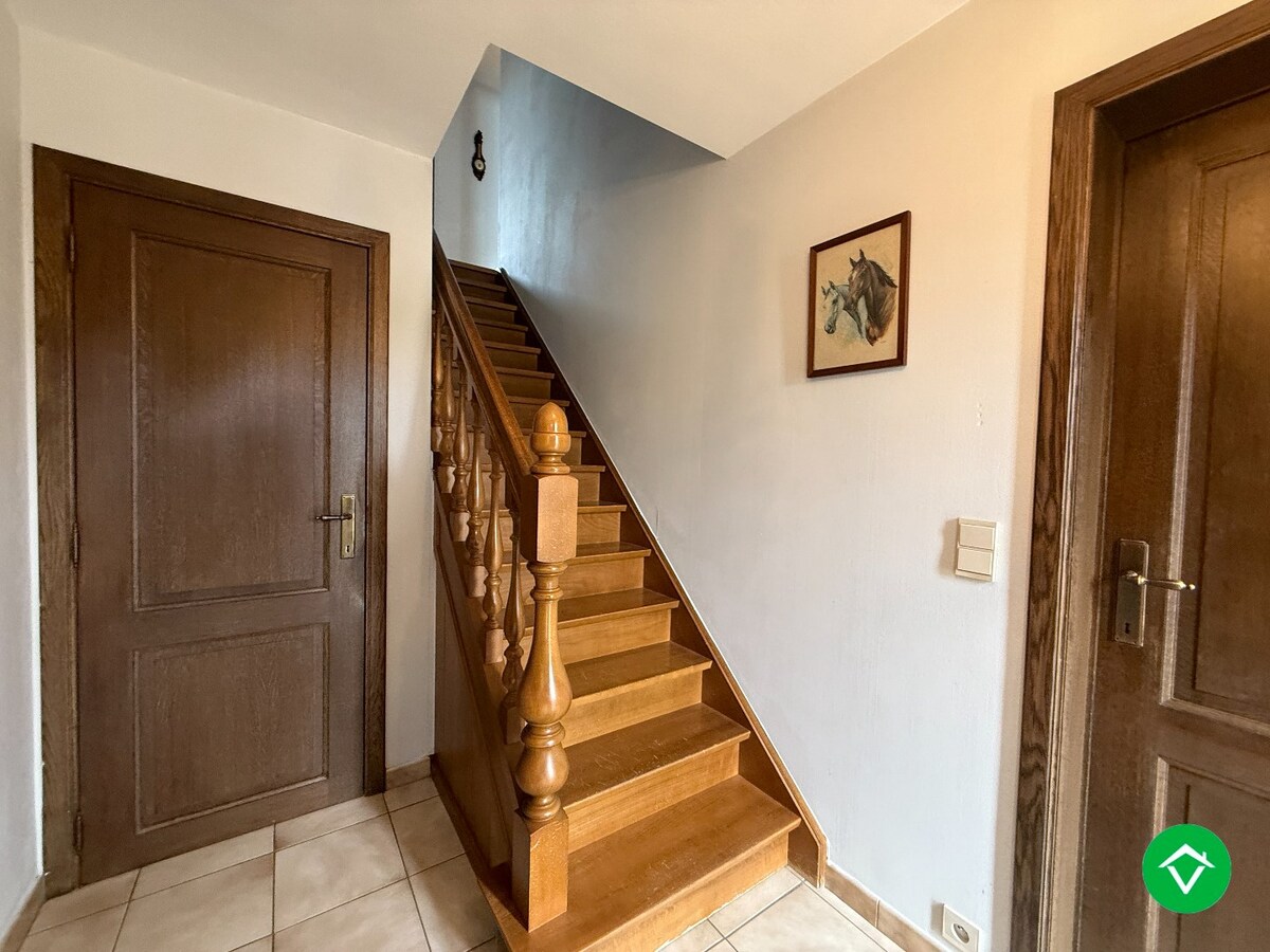 Alleenstaande woning met 5 slaapkamers, tuin en garage/loods te Roeselare 