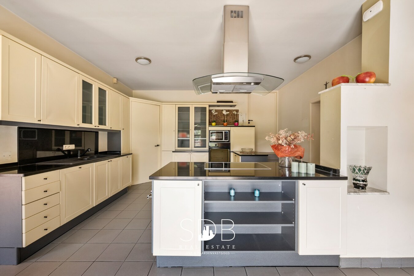 Hedendaagse villa met gezinstuin en graslanden op 7.496m² 