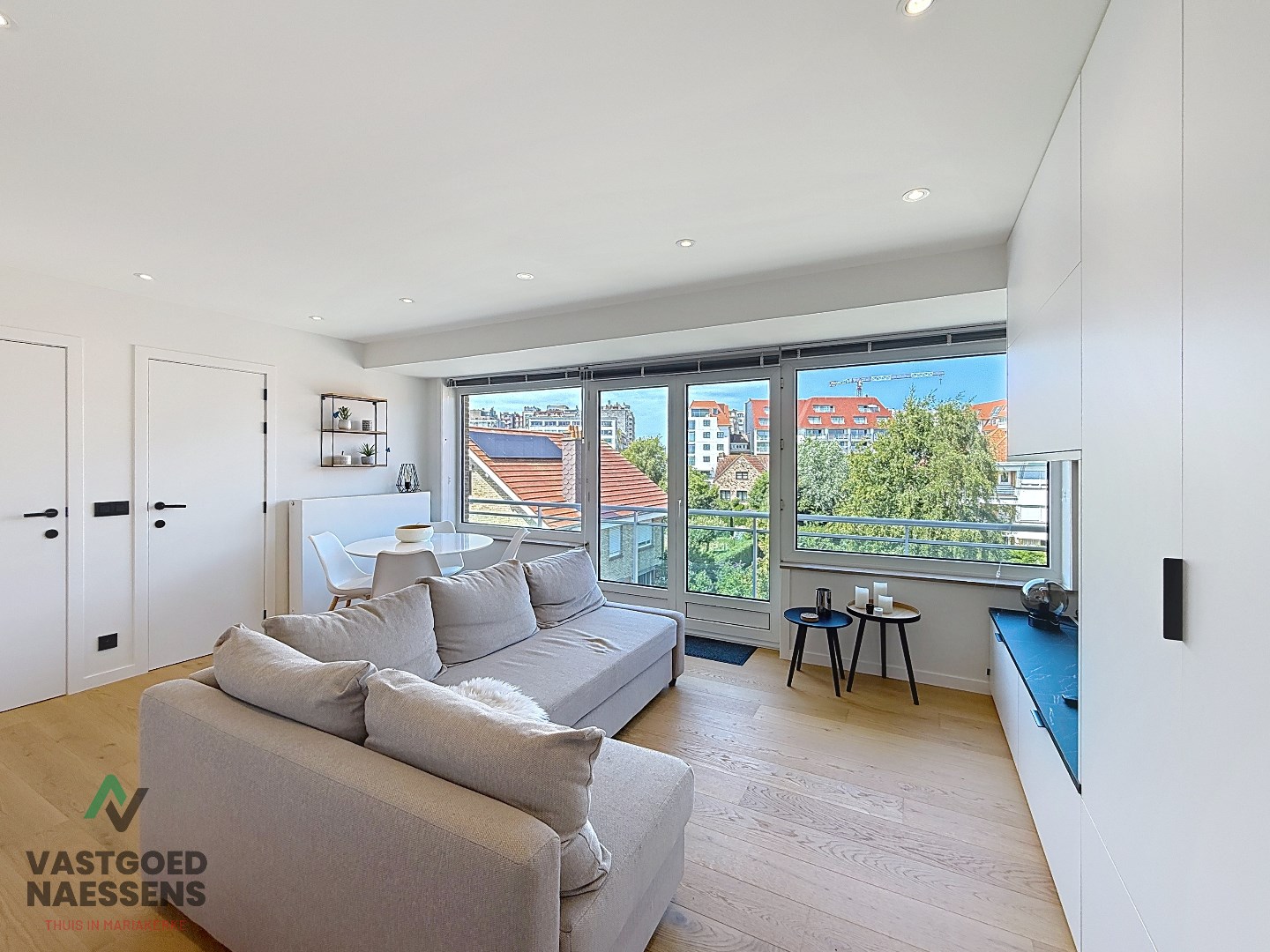 SCHITTEREND VERNIEUWDE STUDIO MET SLAAPHOEK VLAKBIJ ZEEDIJK 