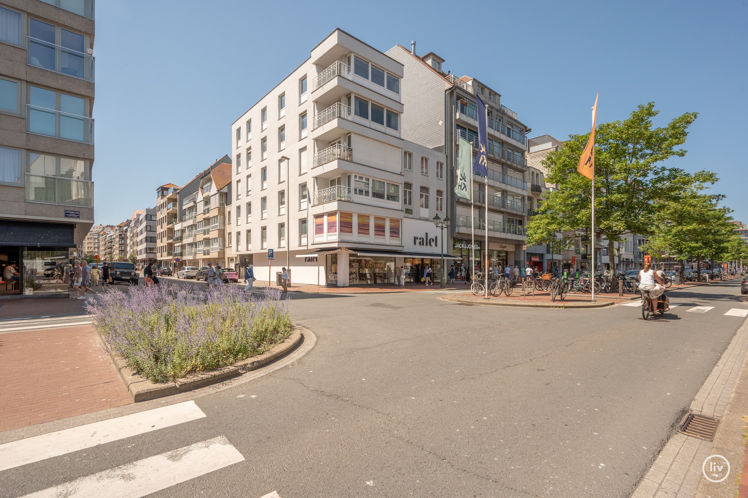 Prachtig, ruim (131 m2) HOEKappartement, volledig gerenoveerd centraal gelegen op de Lippenslaan vlakbij de zeedijk te Knokke. 