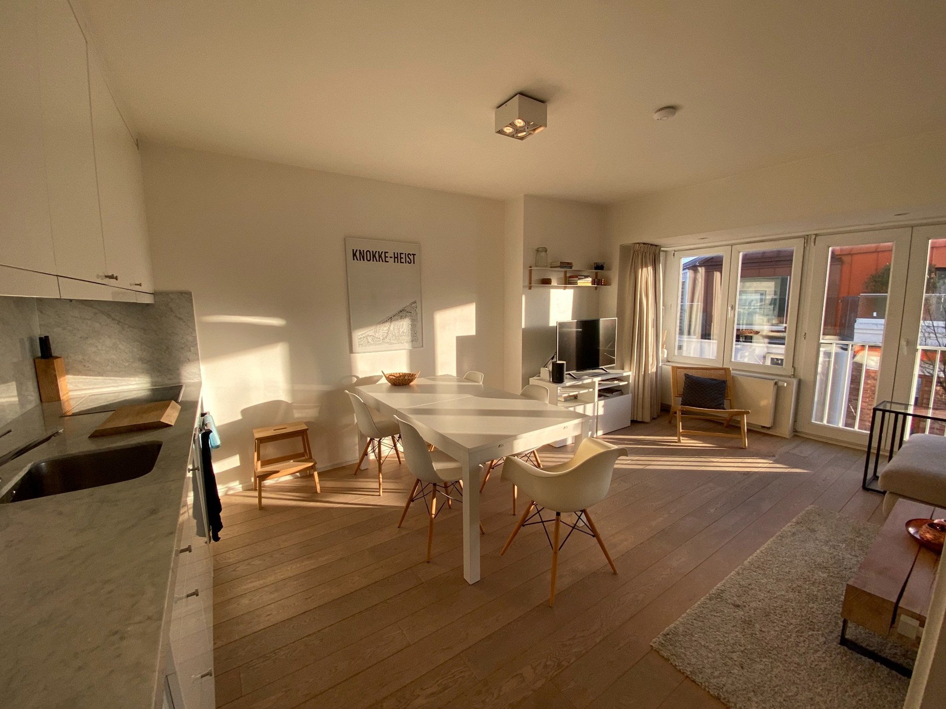 Meublé: Appartement récemment rénové et joliment décoré situé à Oud Knokke à proximité des rues commerçantes. 