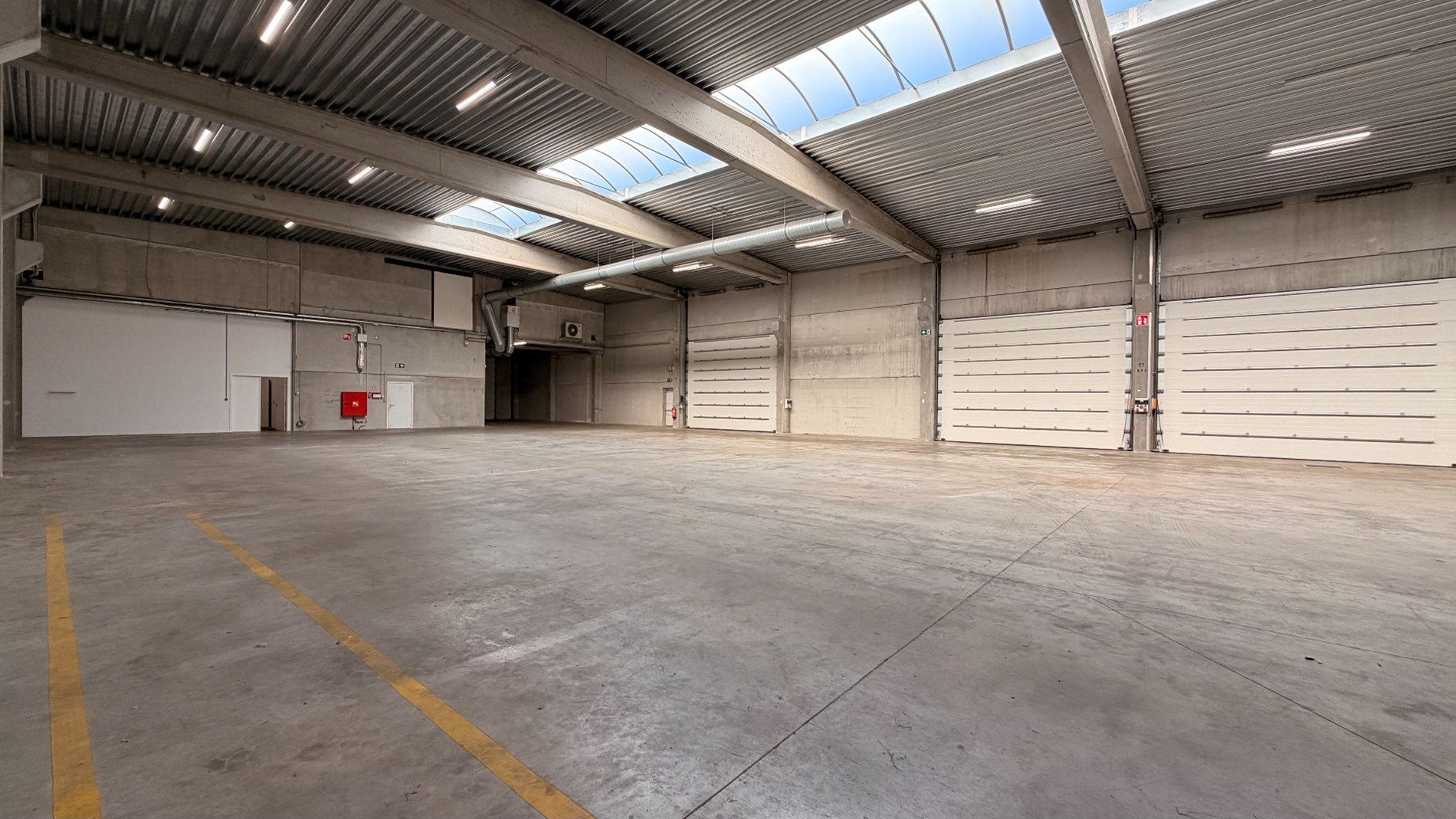 Magazijn met laadkade en kantoren te huur aan E17 in Kruibeke