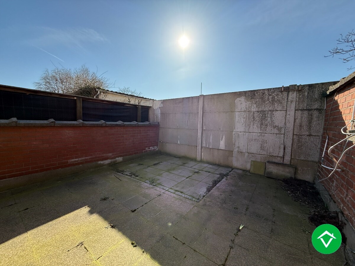 Instapklare rijwoning met 2 slaapkamers, zolder en koer in centrum Roeselare 