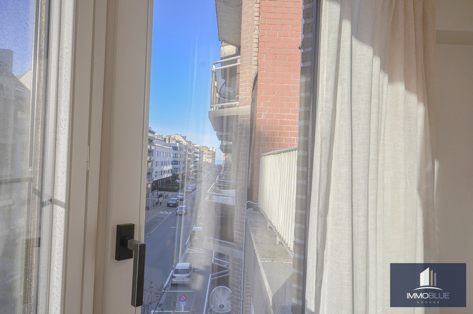 Appartement élégant entièrement rénové, à distance de marche de la mer et du centre commercial. 