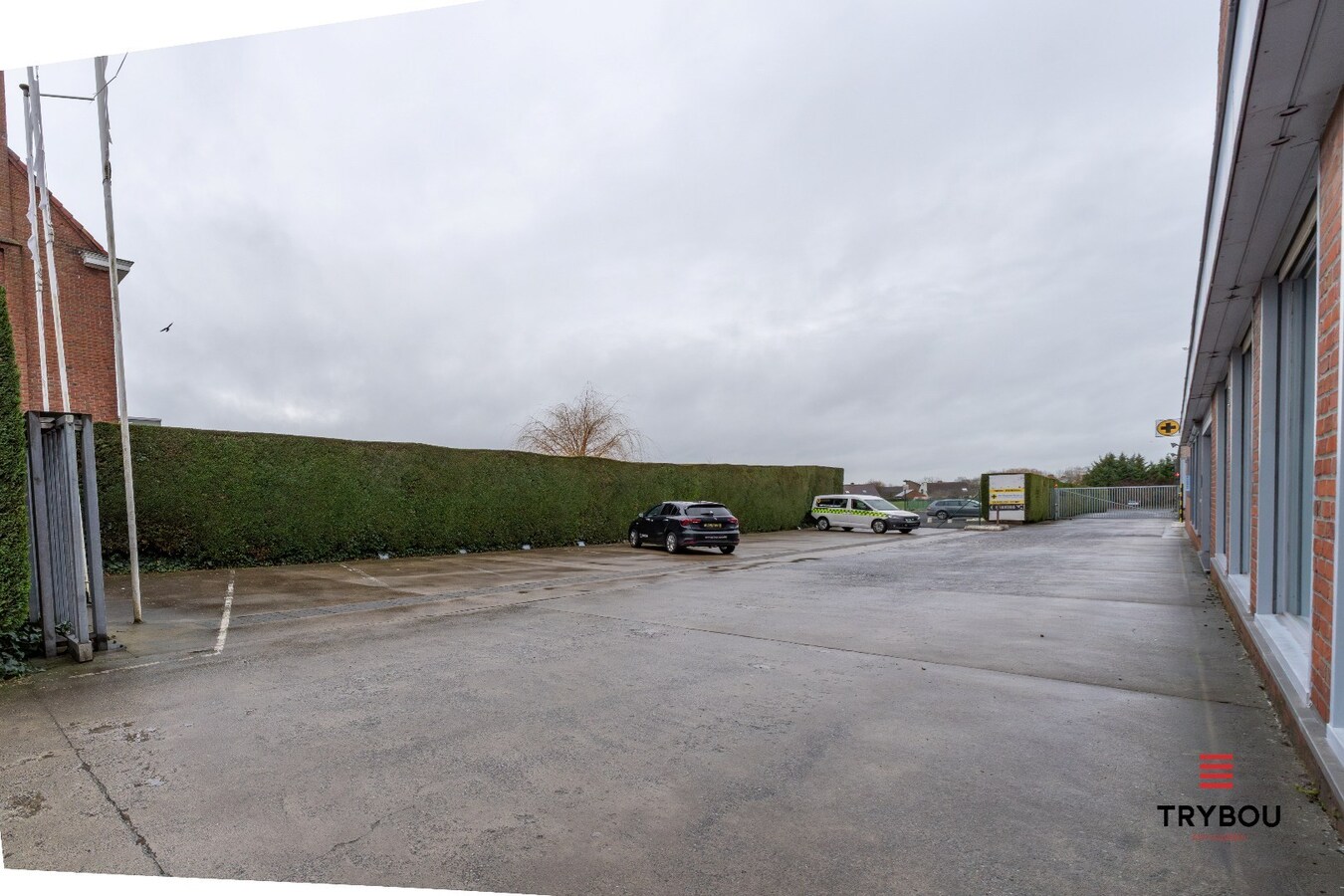 Groot kantoorgebouw op toplocatie te Ieper 