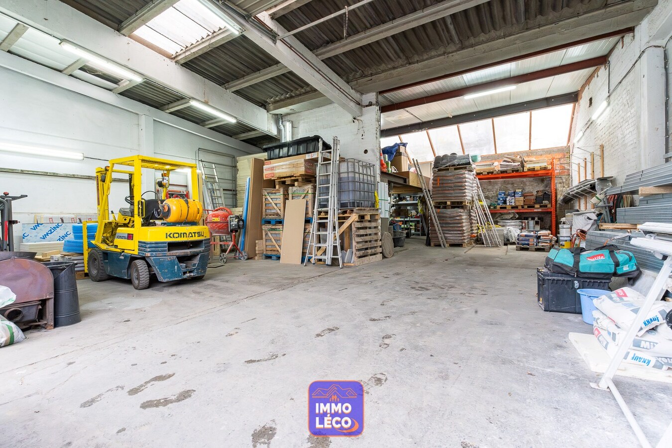 Entrepôt de +/- 190m² avec grand parking, RARE à LA VENTE !! 