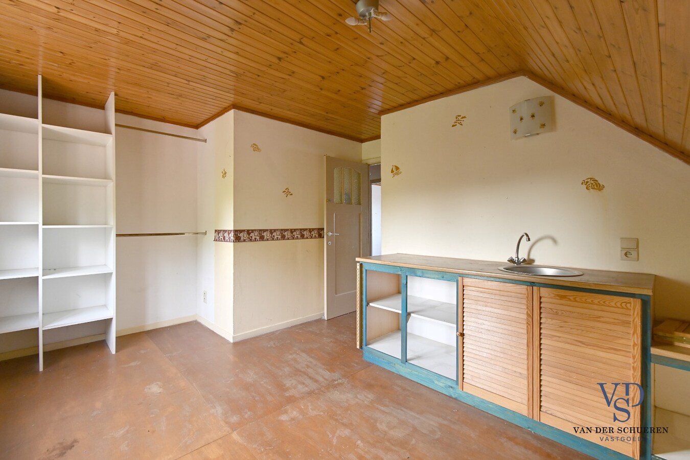 Te renoveren woning op ruim perceel te Kerkgate Mater. 