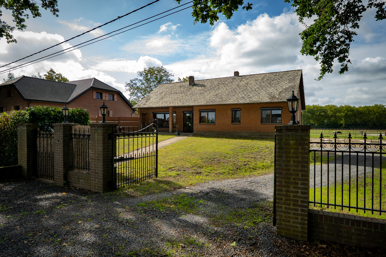 Zeer ruim (+/-550m²!) landhuis + gezellige woning met buitenpiste, paddock en weides op ca. 2ha met vergunning stalgebouw 200m² 