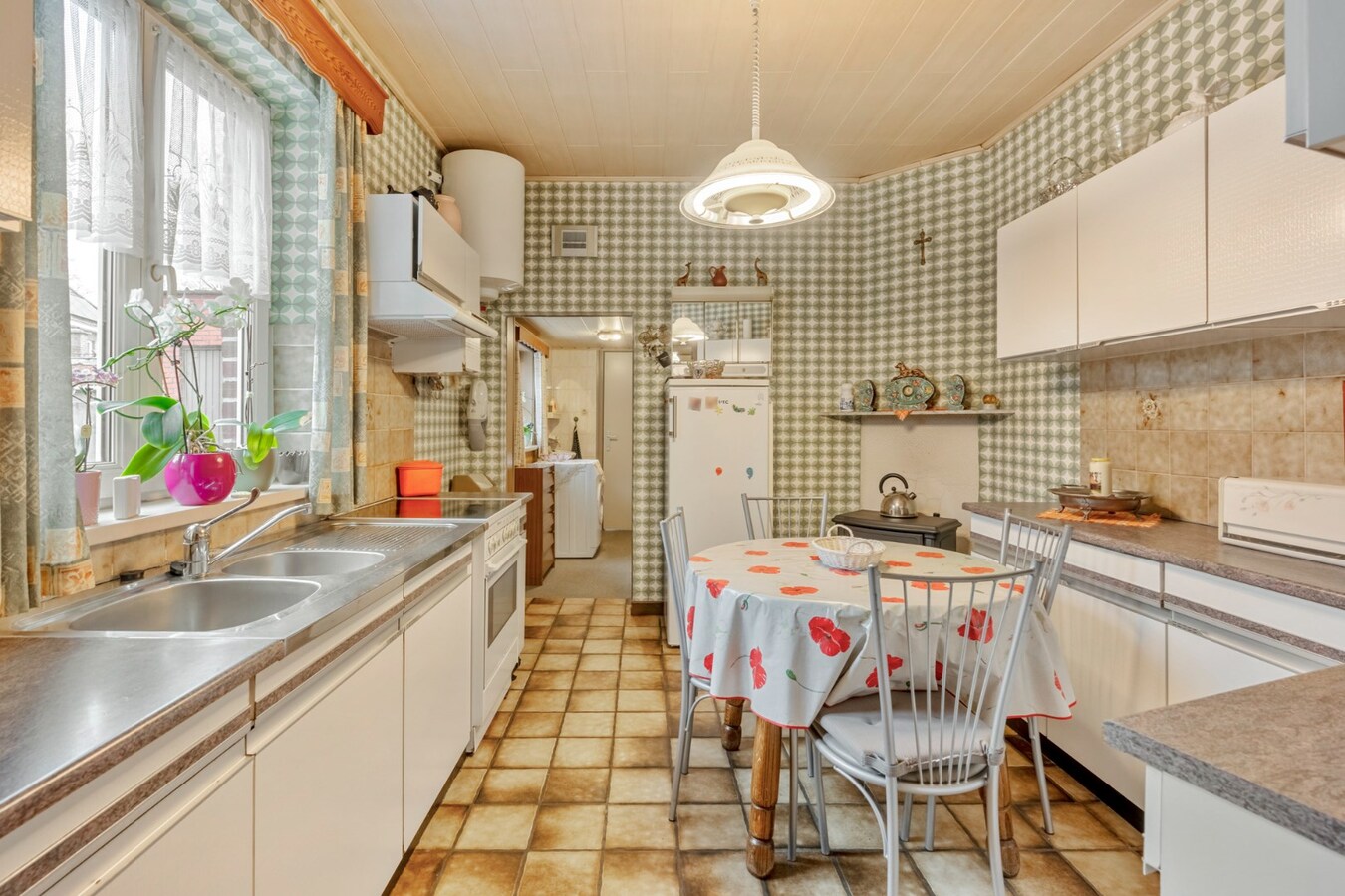 Te renoveren woning met 3 slaapkamers en grote tuin. 