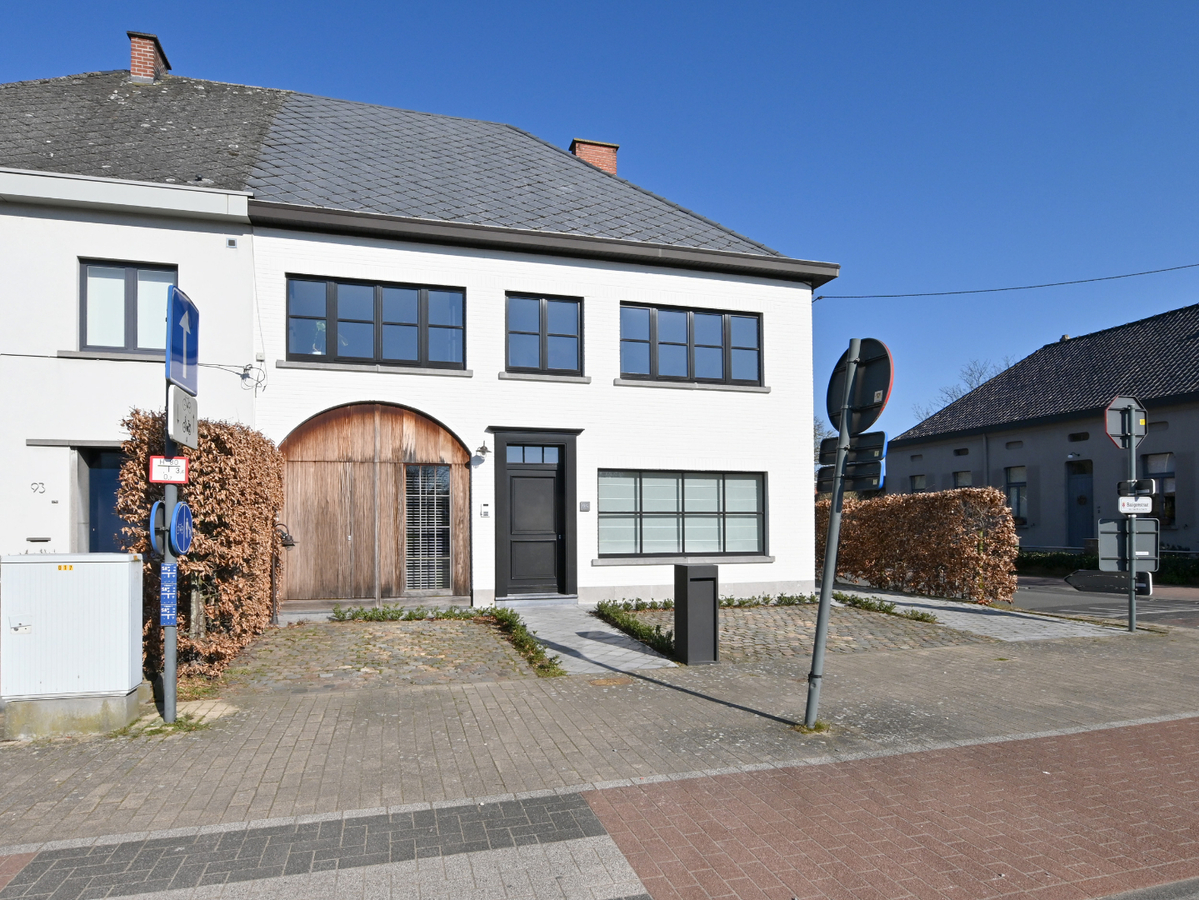 Prachtig gerenoveerde Herenwoning met zwembad te Gavere. 