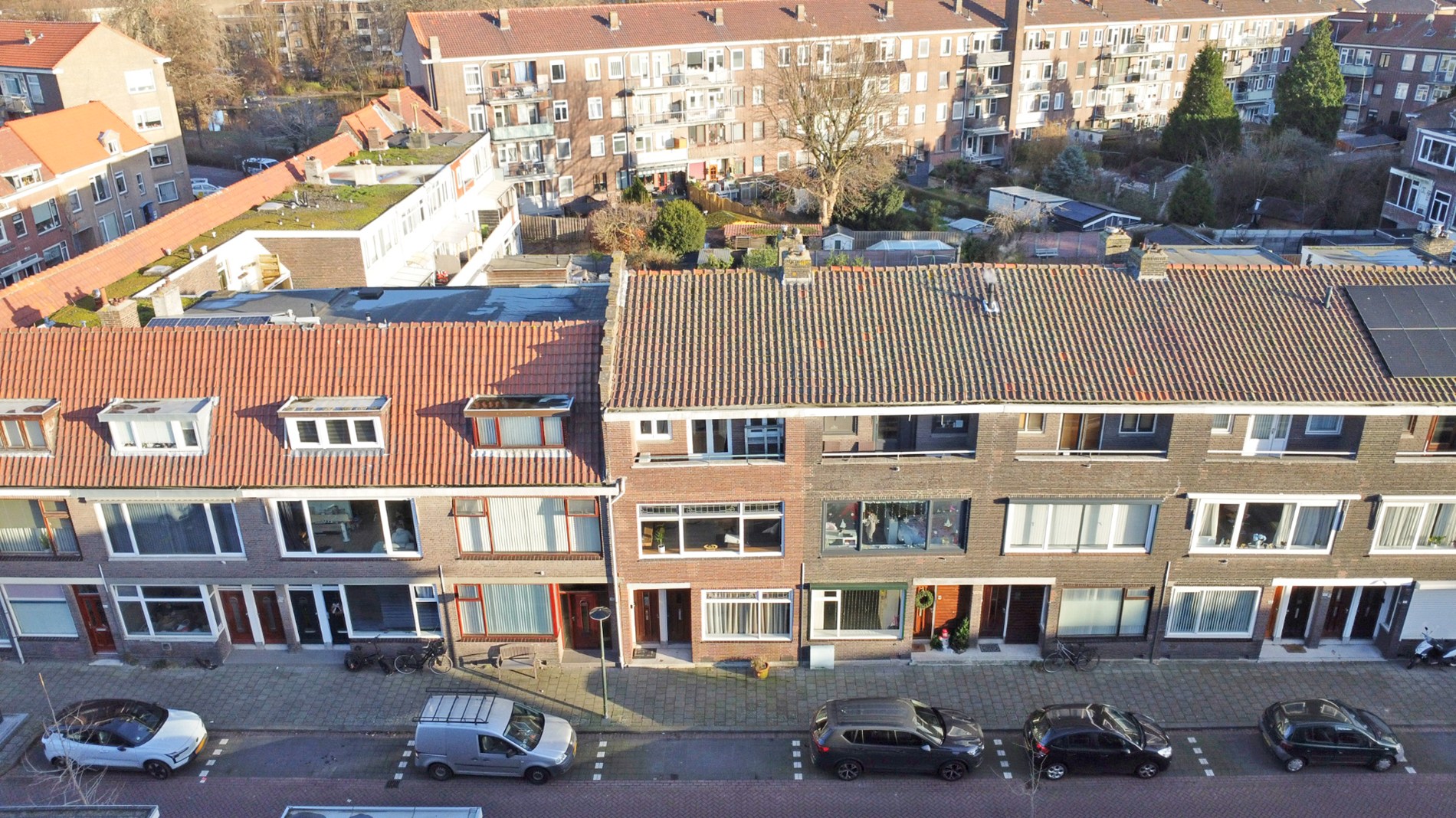 Ruime dubbele bovenwoning met drie slaapkamers, berging en de mogelijkheid tot het realiseren van een extra vierde slaapkamer. 