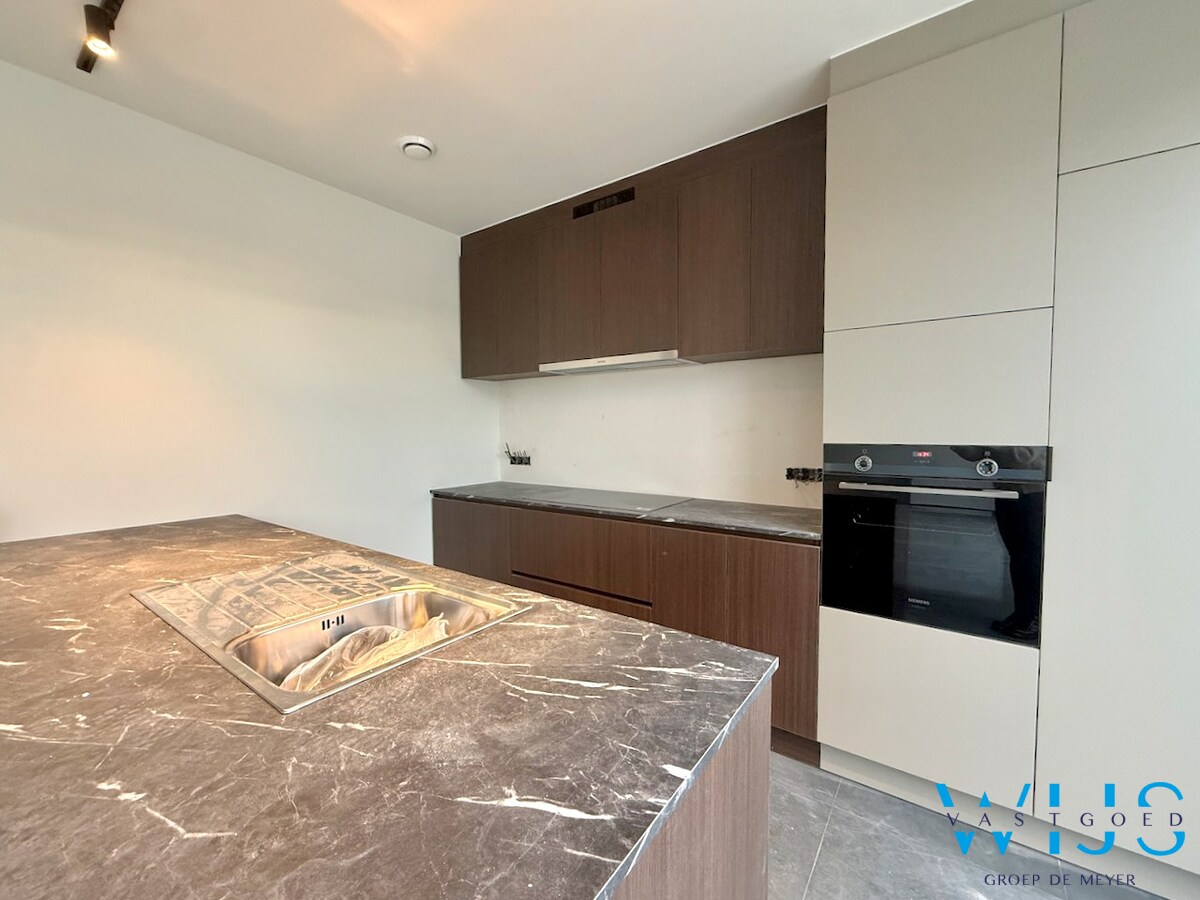 Nieuwbouw met 5 slaapkamers te Oosteeklo ! 