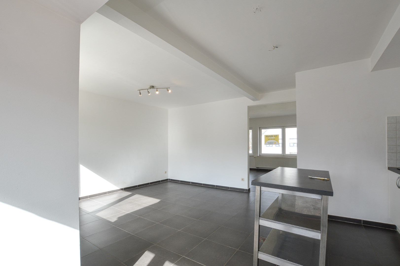 Zeer ruim duplexappartement met 2 slaapkamers te huur te Oostende 