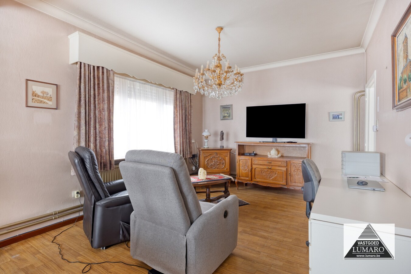 Te renoveren vrijstaande woning met 4 slaapkamers, tuin. 