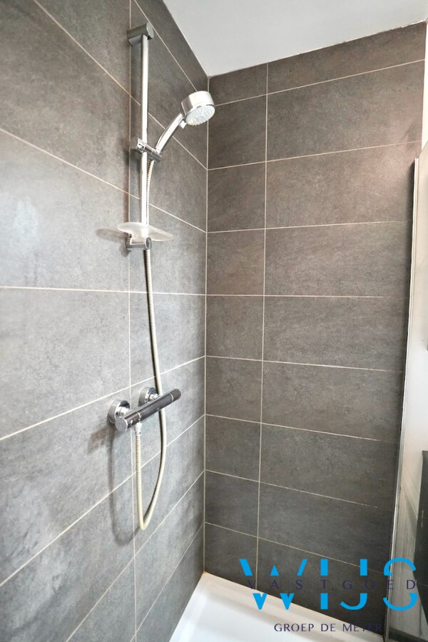 Instapklaar 2 slaapkamer appartement met garage ! 