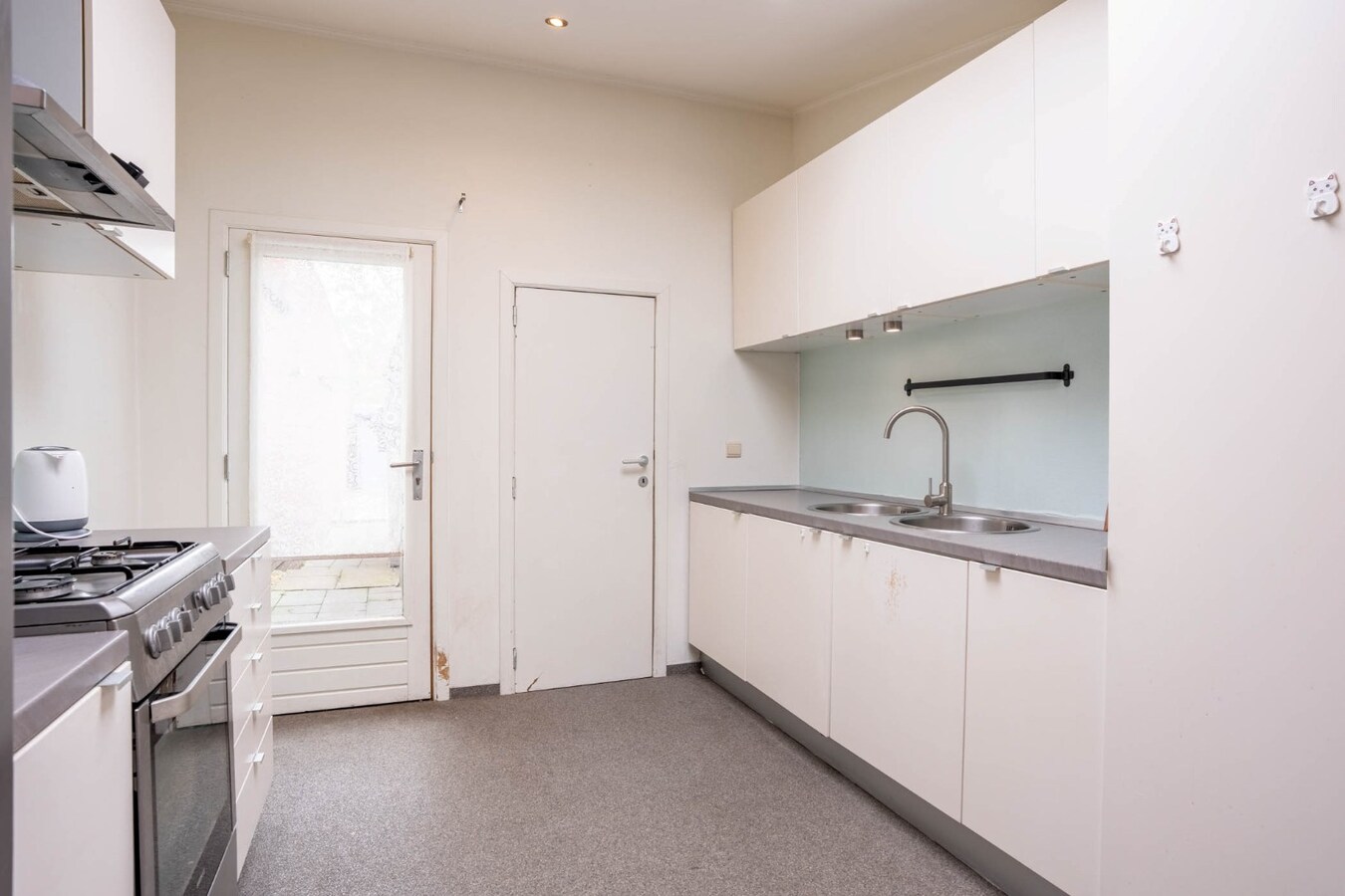 Een knusse rijwoning met tuintje en 3 slaapkamers, gelegen pal in het centrum van Maaseik. 