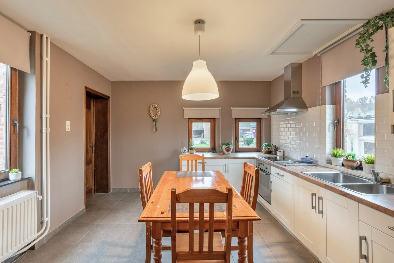 Instapklare woning op een leuke locatie te As. 