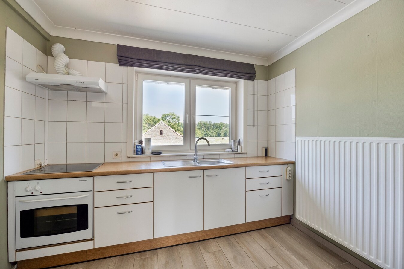 Charmant Leut : eigendom opgedeeld in 2 appartementen. Veranda,  2 garages. 
