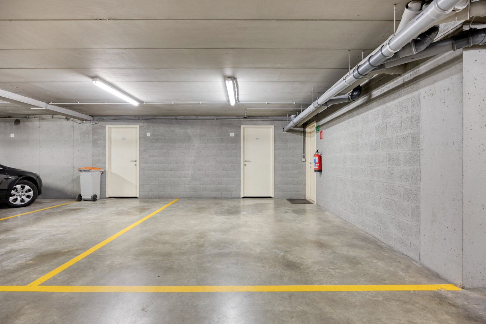 Gelijkvloers appartement met 2 slpk, 2 parkings en 2 kelderbergingen. 