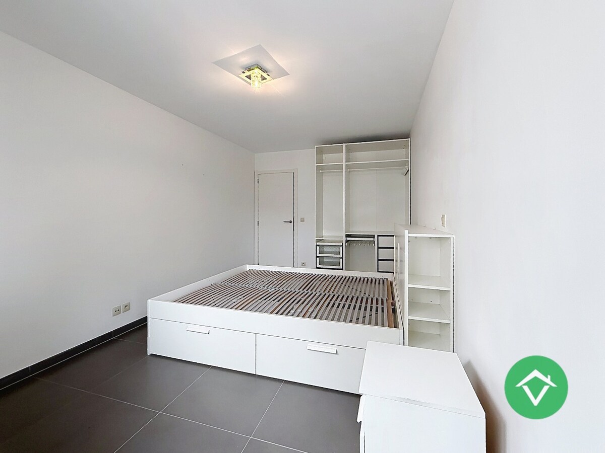 Gemeubeld appartement met 2 slaapkamers en ruim terras te Oostende 