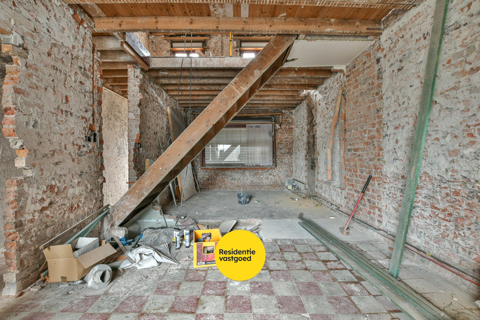 Te renoveren rijwoning met potentieel in hartje Blankenberge 