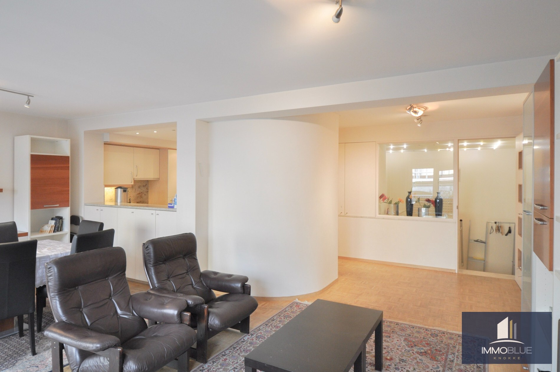 Lichtrijk appartement met een ruim zuidwest gericht terras gelegen nabij het commercieel centrum en het strand. 