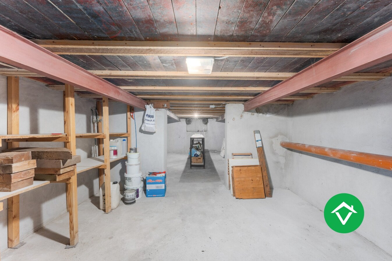 Ruim herenhuis met 4 slaapkamers en aparte garagebox in centrum Gistel 