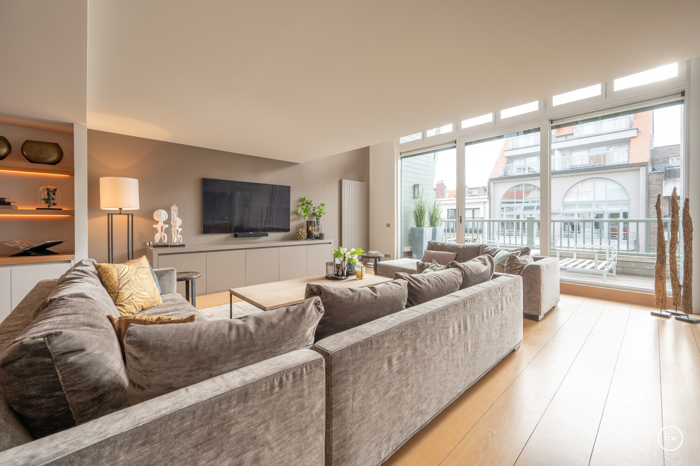 Récente mezzanine de 292 m2 située au centre avec de grandes terrasses, située dans la Vanbunnenlaan à Knokke. 