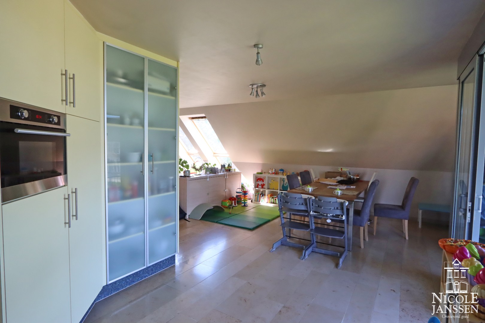 Zeer ruim duplex-appartement 