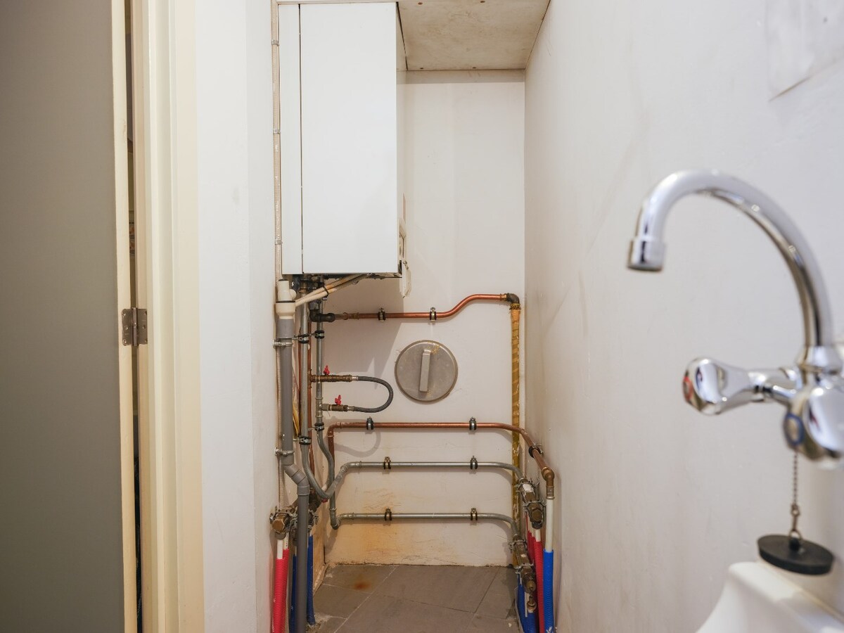 Nabij station gelegen kantoor, met goede visibiliteit op belangrijk kruispunt 