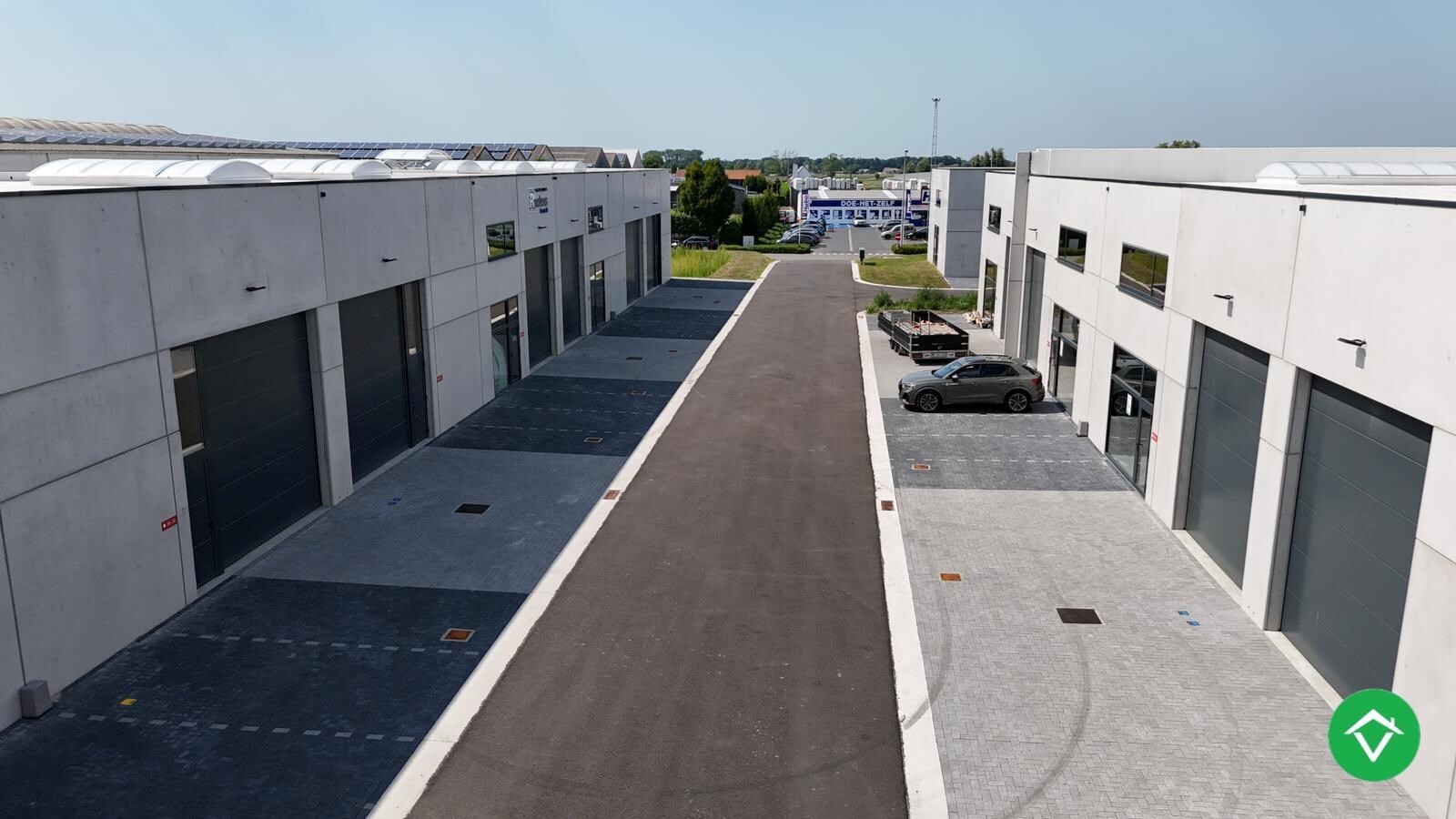Loods te koop – 277 m² met 2 parkeerplaatsen inbegrepen op de industriezone te Ichtegem 