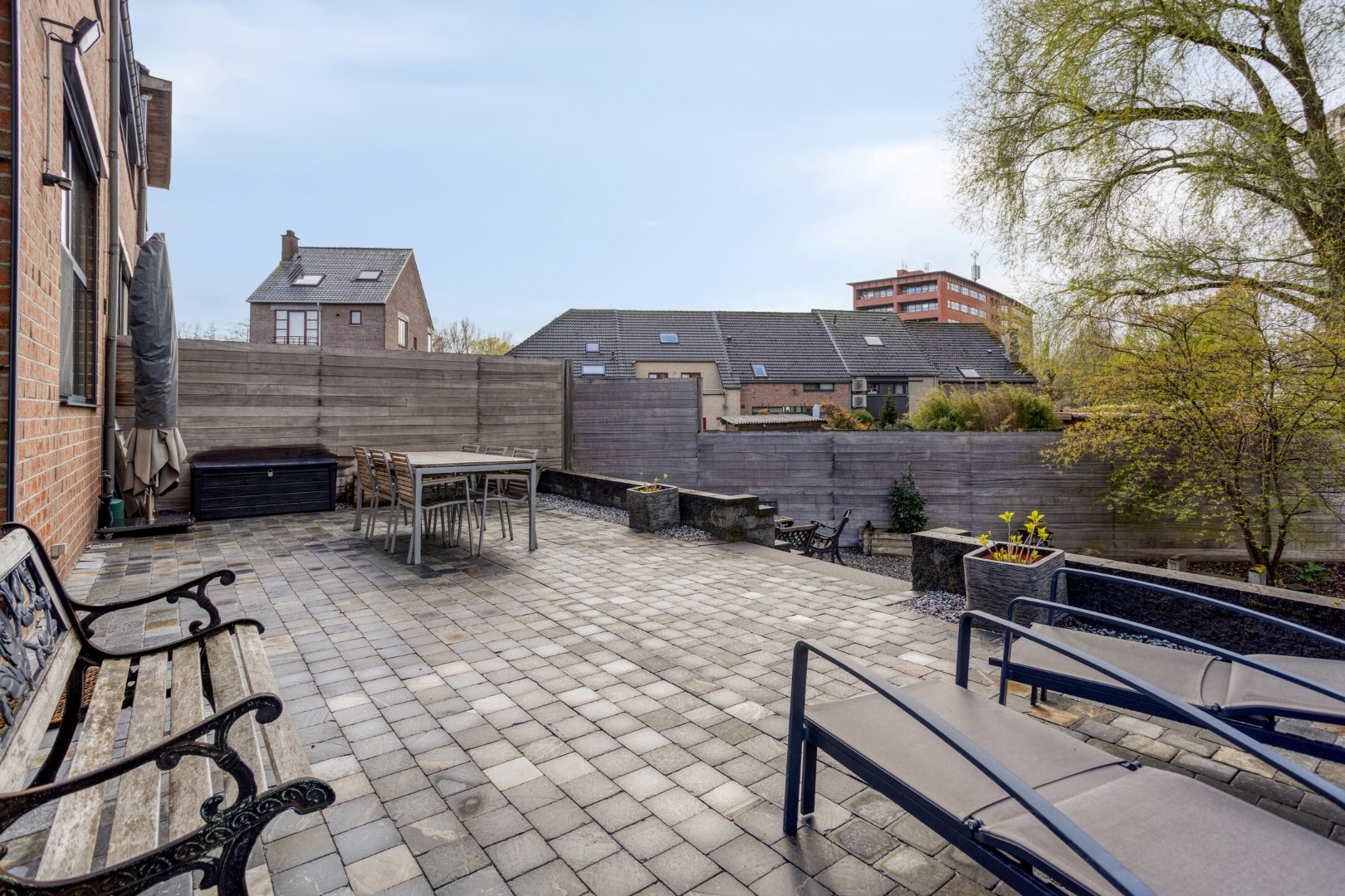 Instapklare halfopen bebouwing met 3 slaapkamers, tuin, terras en 2 carports in Kessel-Lo! – EPC 166 kWh/m² - bewoonbare opp. 146 m² 