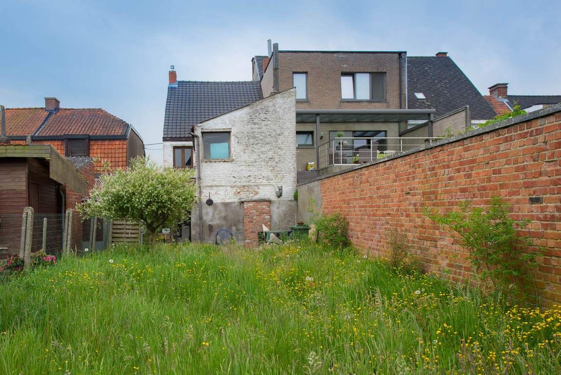 Zeer goed gelegen woning deels te moderniseren. 