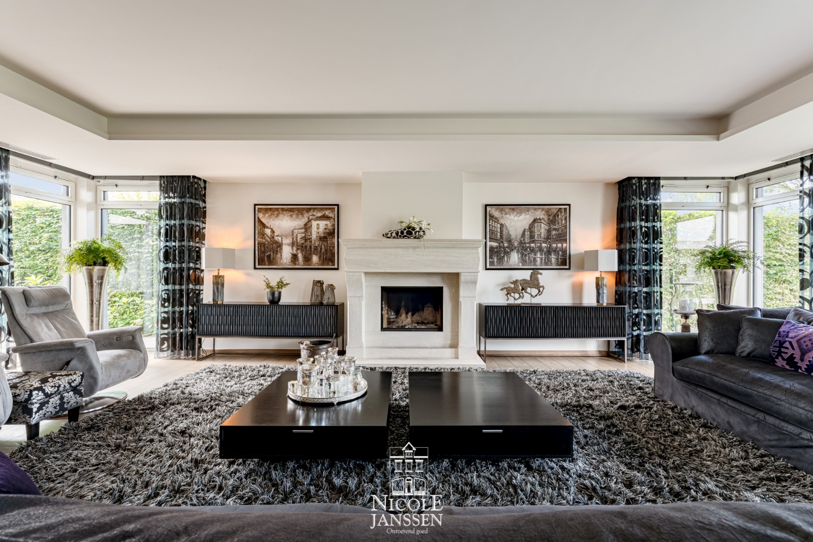 Leefruimte met inbouwcassette en schouwmantel in Franse steen