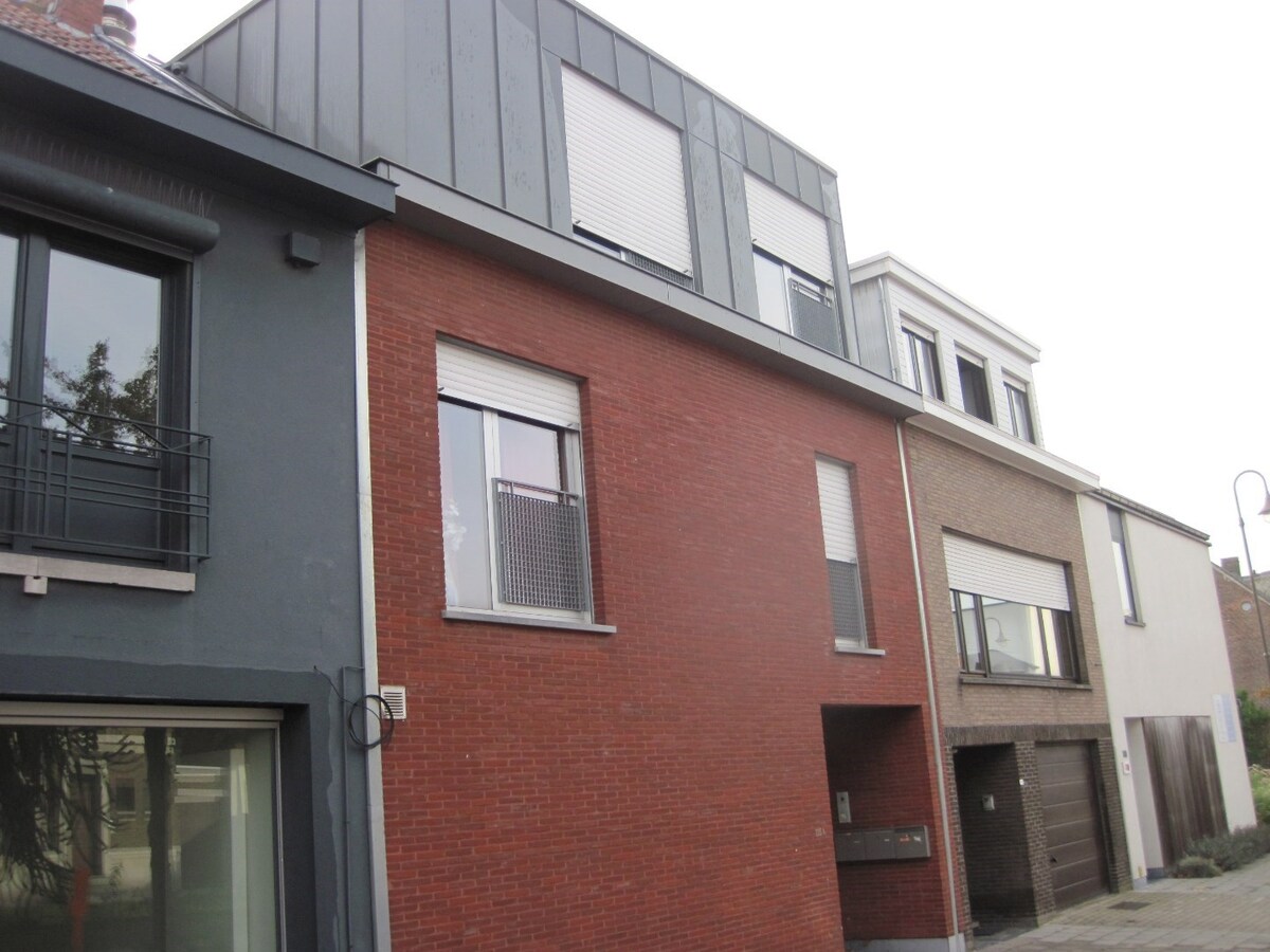 Lichtrijk dakappartement (geen vaste kosten). 