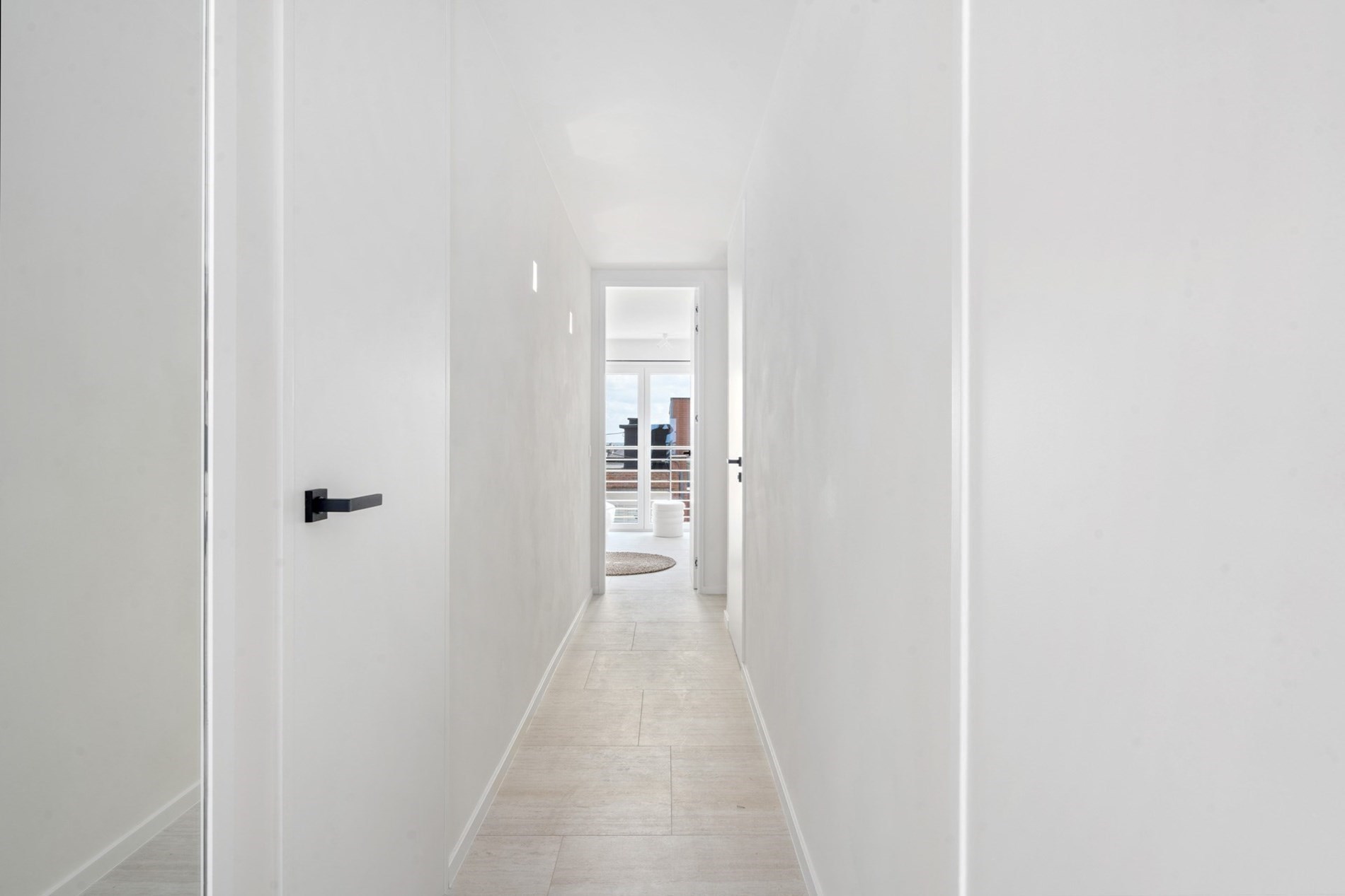 Integraal gerenoveerd appartement genietend van een panoramisch uitzicht op de zeedijk te Duinbergen! (mog tot aankoop van een garage) 