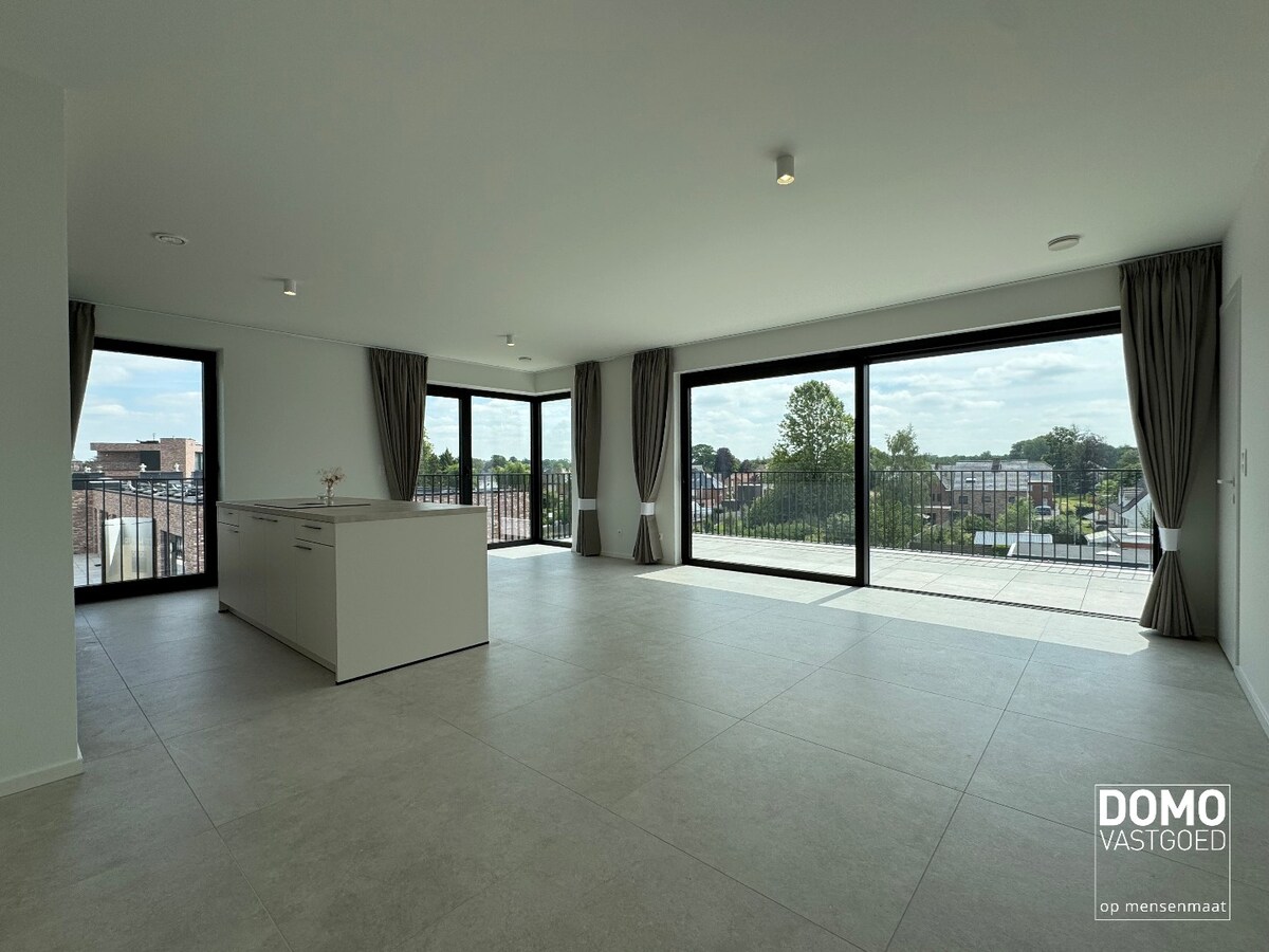 PENTHOUSE MET 2 SLAAPKAMERS, RUIM TERRAS EN AUTOSTANDPLAATS TE KERMT 