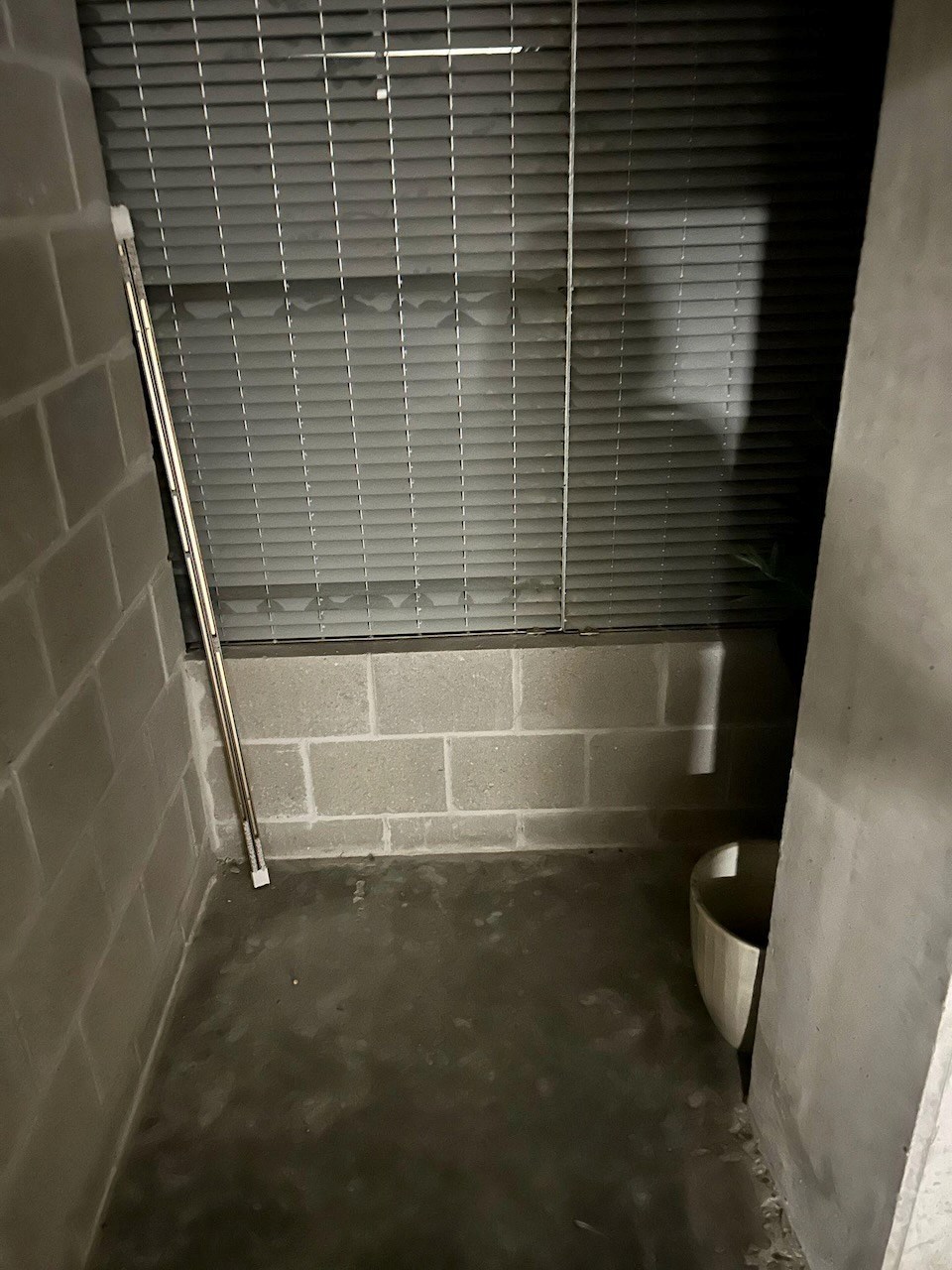 Ruime autostaanplaats te residentie promenade voorzien van een sluitende berghoek. 