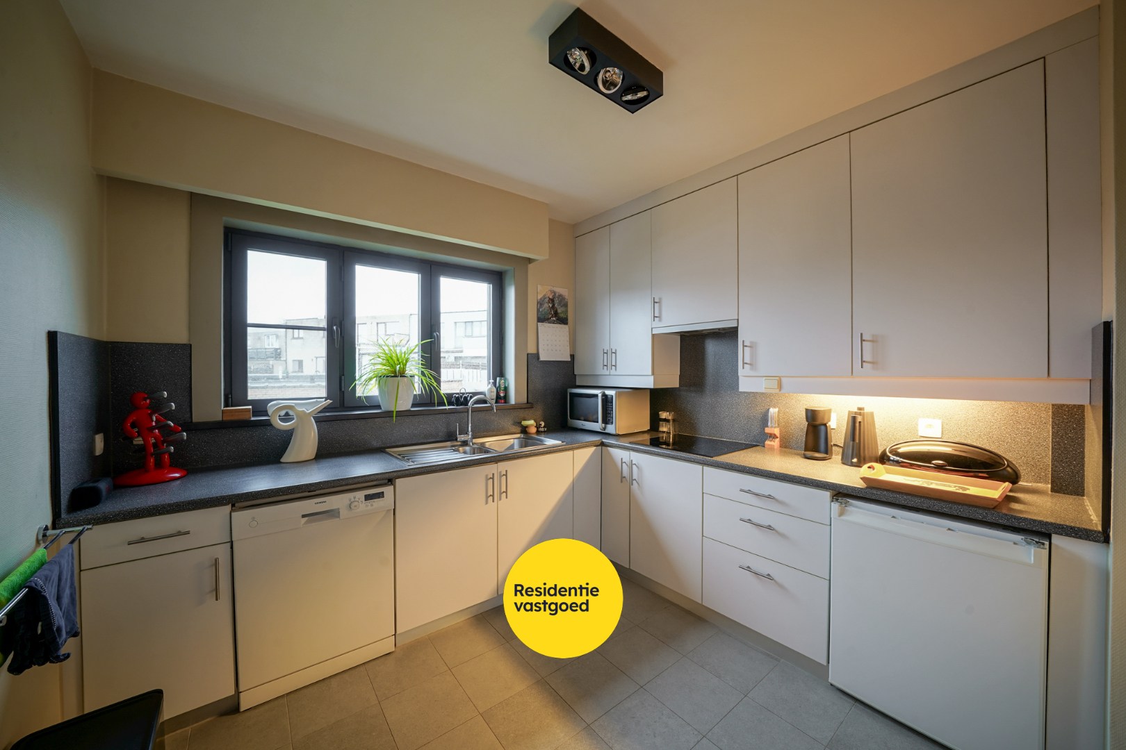 Ruime bel-étage woning met tuin en garage op rustige ligging te Bredene 