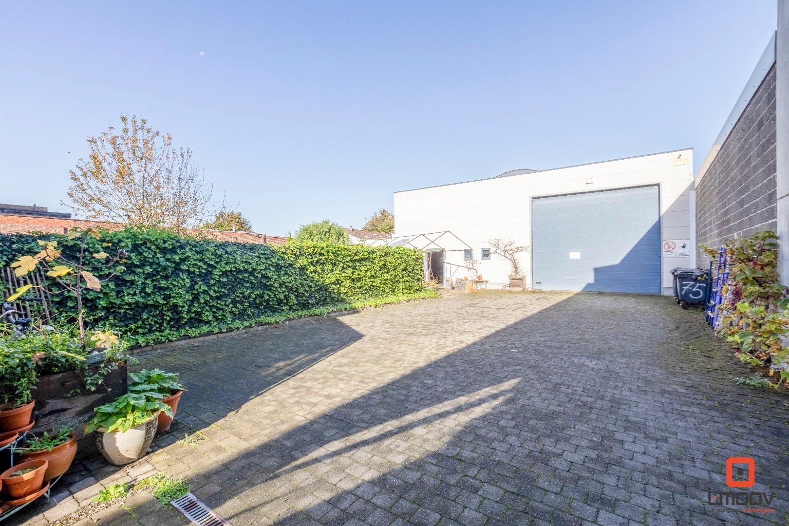 Zeer groot magazijn met bijhorende charmante woning en leuke tuin 