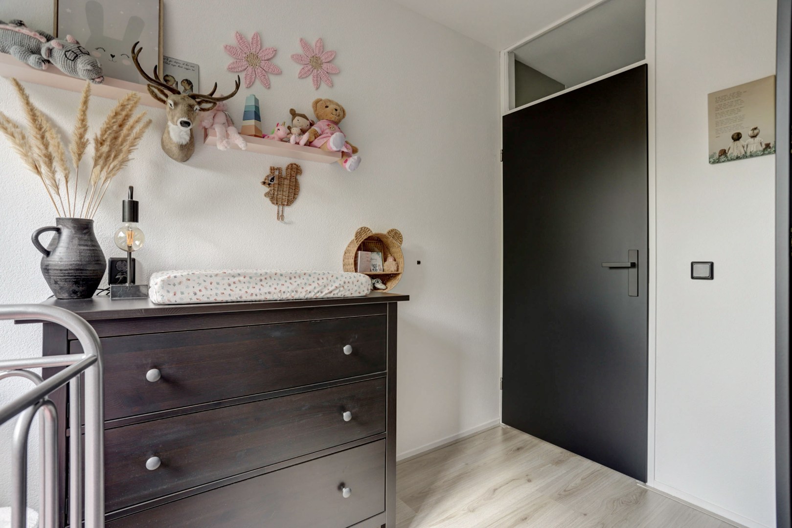 Energiezuinige (A-label) en uitstekend onderhouden 4-kamer tussenwoning met voor- en achtertuin met houten berging! 