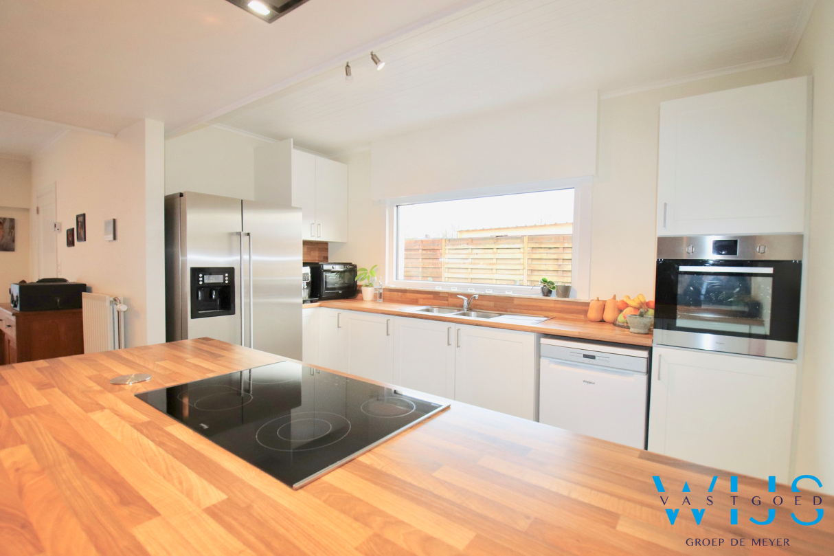 TOTAAL Gerenoveerde bungalow op een TOPlocatie in ERTVELDE ! 