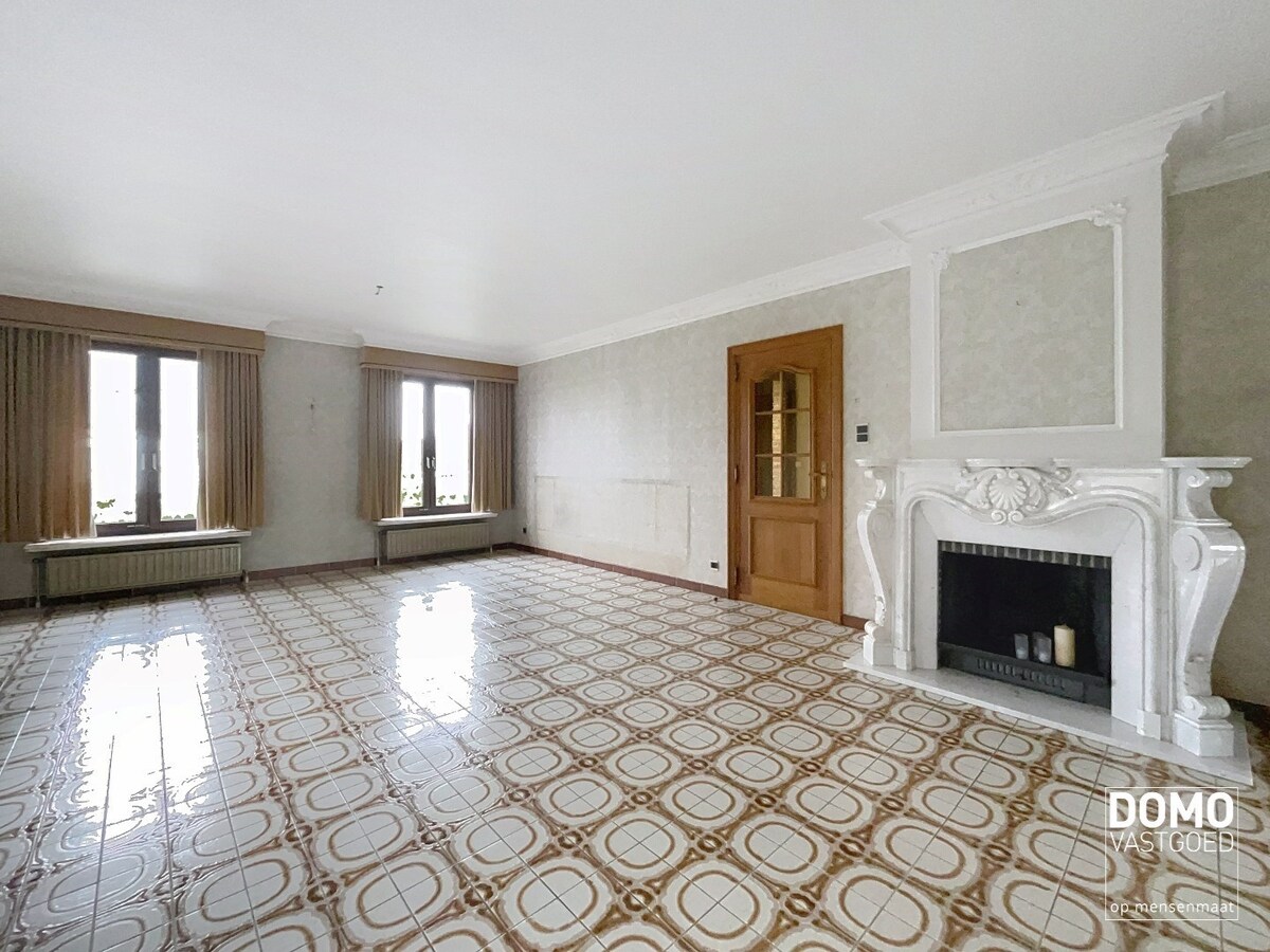 RUIME GELIJKVLOERSE WONING OPEN BEBOUWING GELEGEN OP EEN PERCEEL VAN 12a77ca TE KERMT 