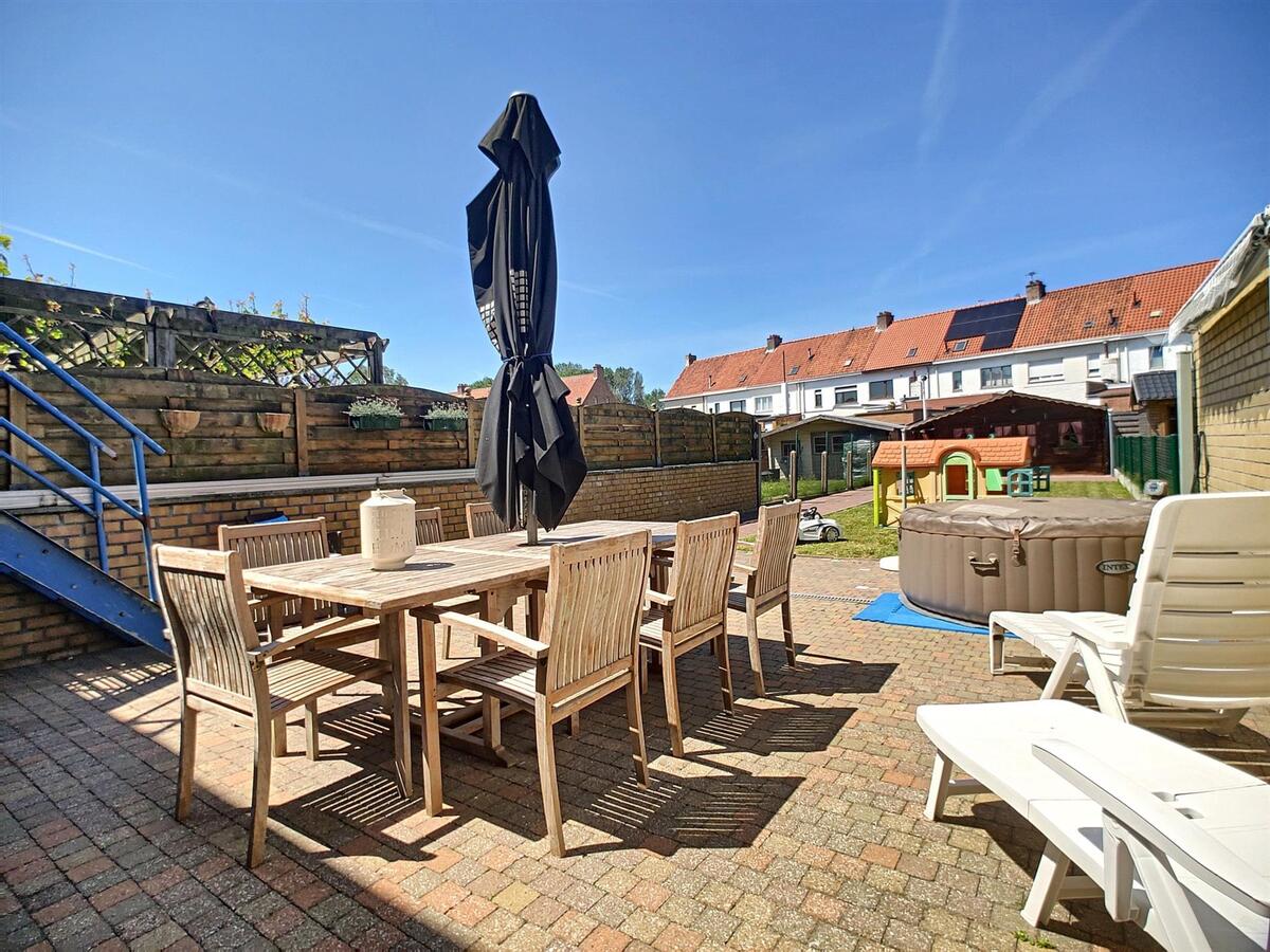 Volumineuze, gerenoveerde gezinswoning met tuin en garage - Zeebrugge 