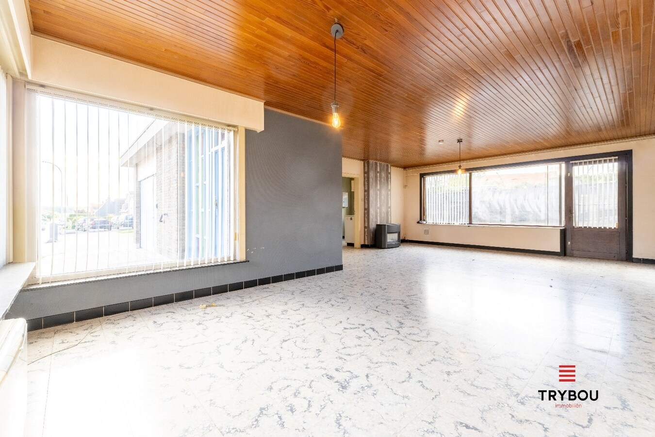 Gelijkvloerse woning met 2 garages in het centrum van Houthulst 