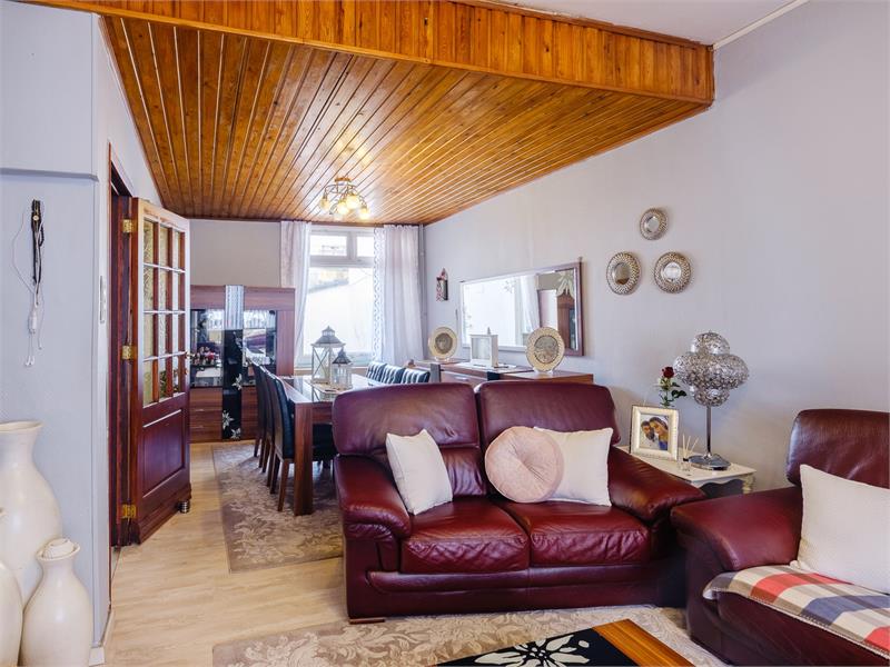 Rijwoning met 4 slaapkamers en ruim terras 