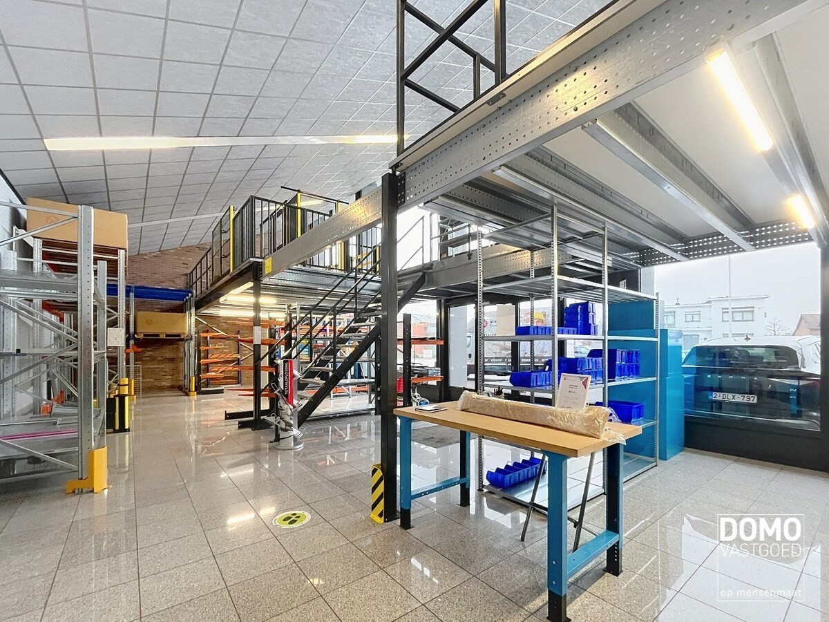 RUIM COMMERCIEEL GEBOUW VOORZIEN VAN TOONZAAL, KANTOREN TE HERK-DE-STAD 